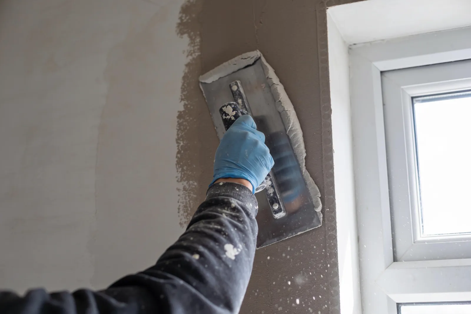 Mur intérieur fraîchement plafonné, prêt pour la finition